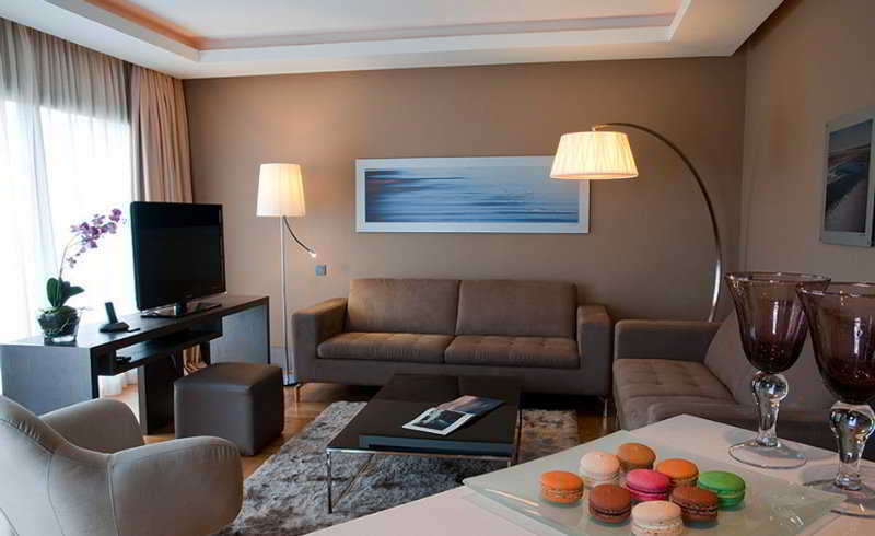 Gray Boutique Hotel Касабланка Экстерьер фото A living room in a hotel suite